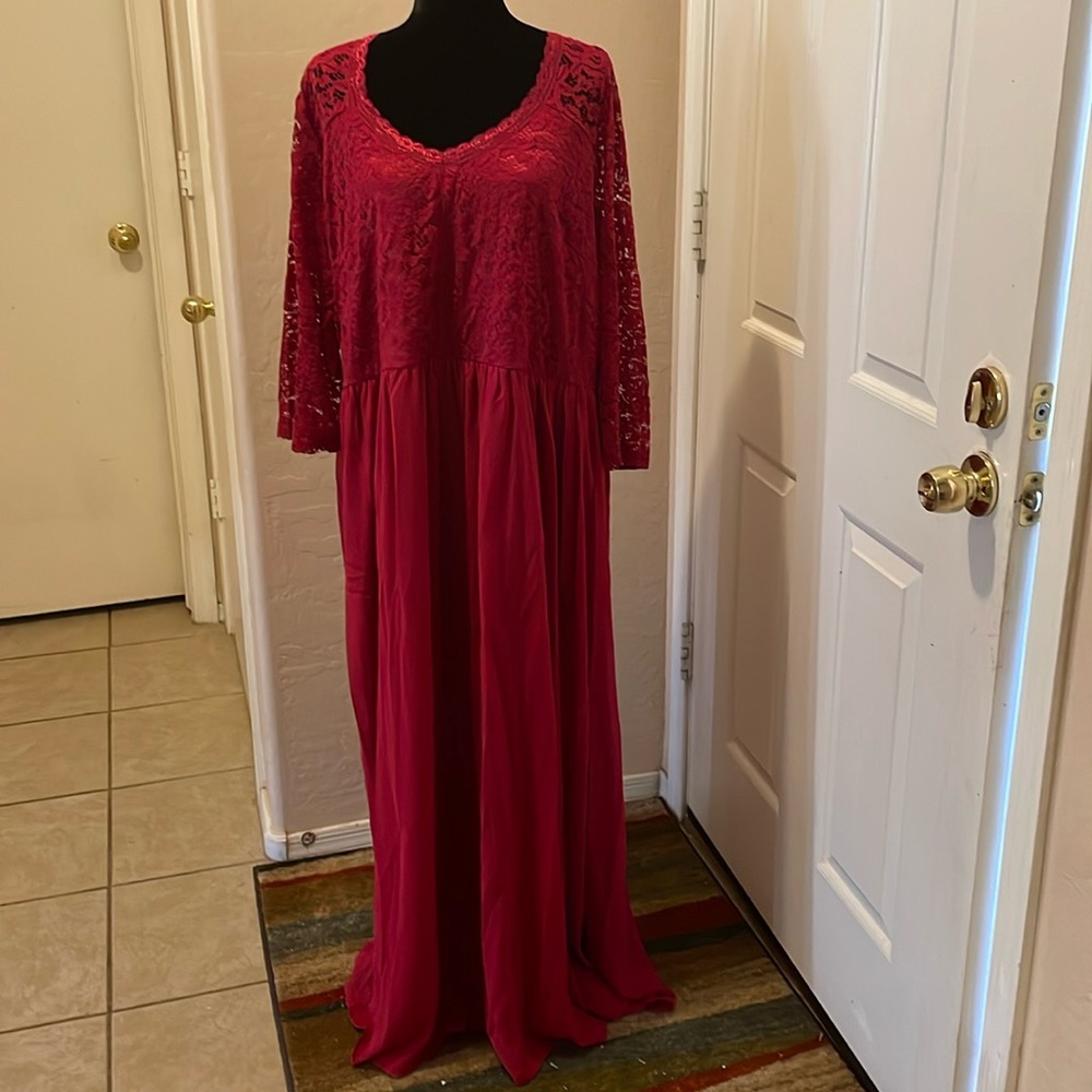 Elegant Women's Lace Maxi Dress in Deep Berry